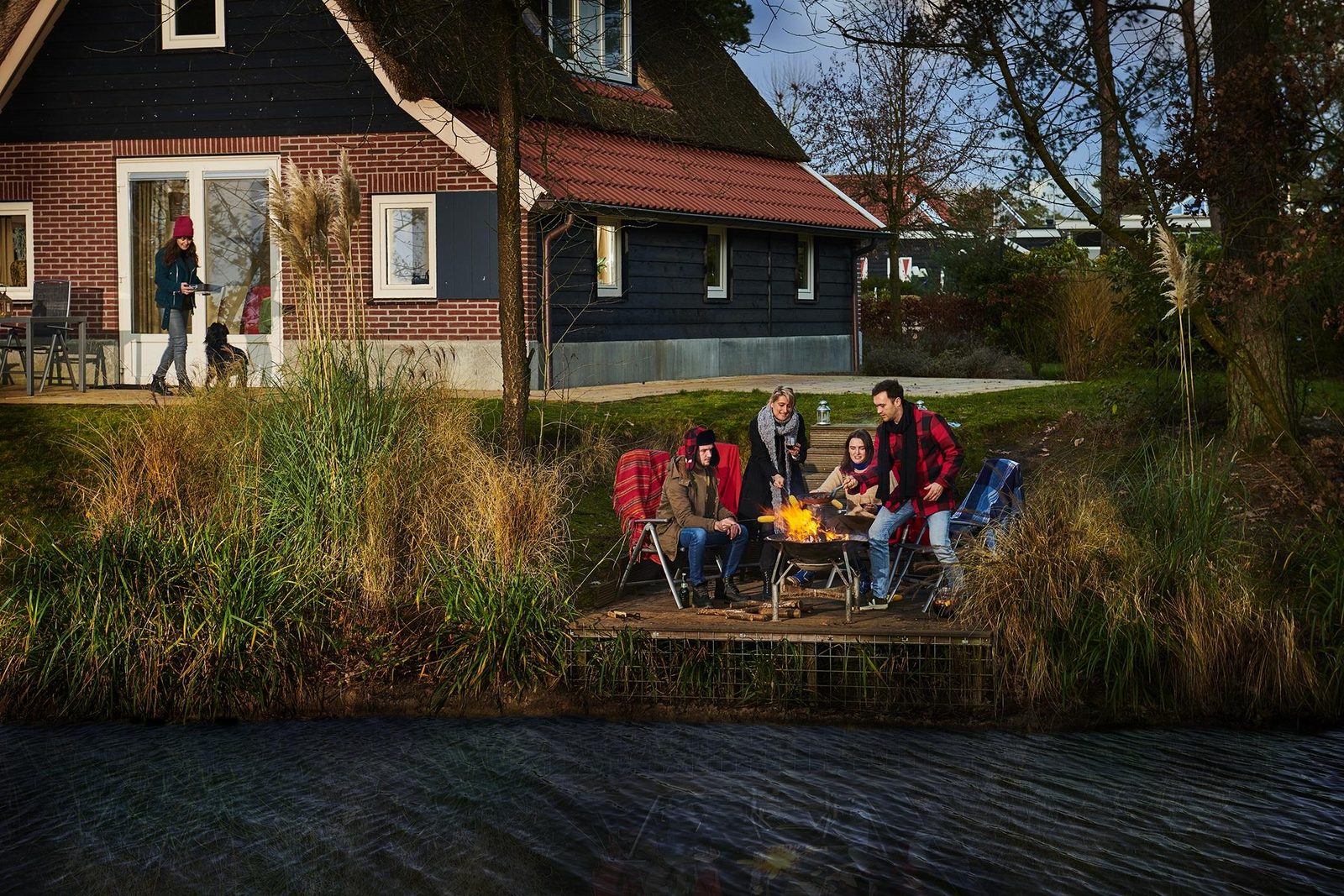 Wintersfeer met vuurkorf bij vakantiehuis