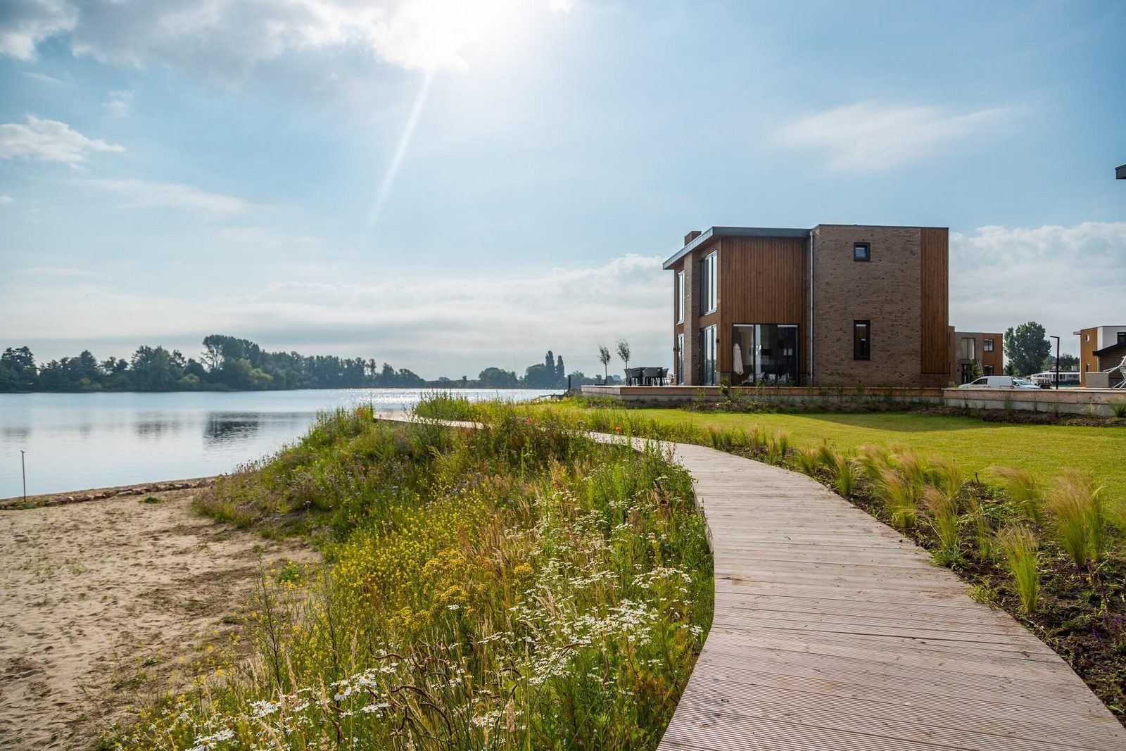 Pavilion 'l Etage Sauna 10 persons waterfront holiday home with view on holiday park EuroParcs Aan De Maas