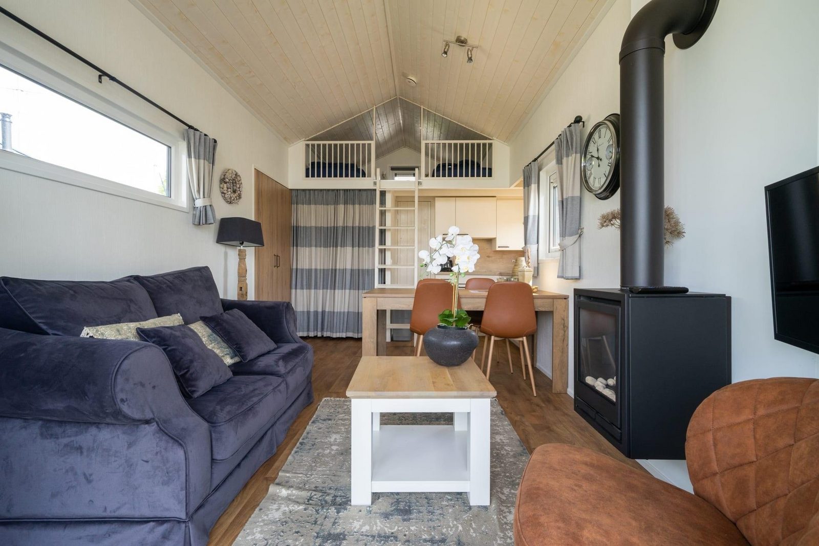 Tiny House binnenkant op EuroParcs Markermeer