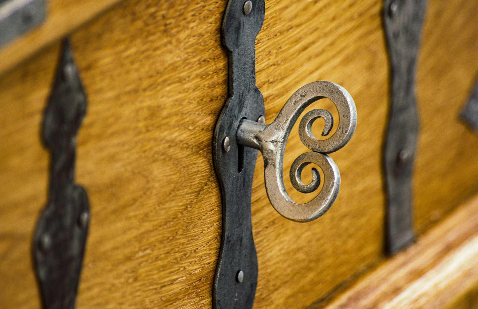 Escape-Room-Spiel: Enthülle das Geheimnis der Truhe!