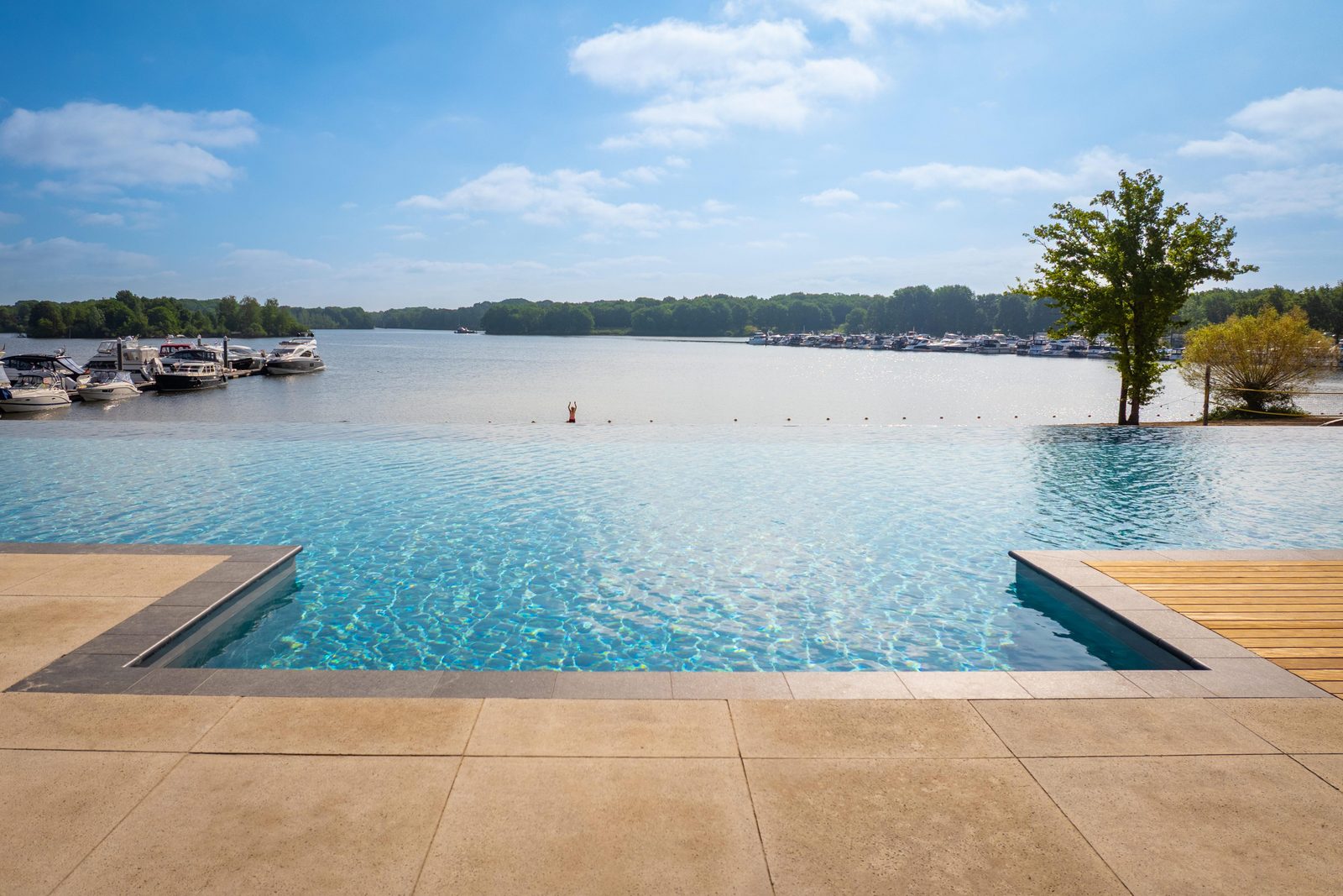 Infinity-Pool und Familienrutsche