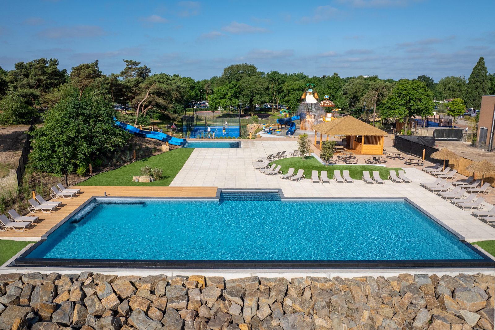 Infinity-Pool und Familienrutsche