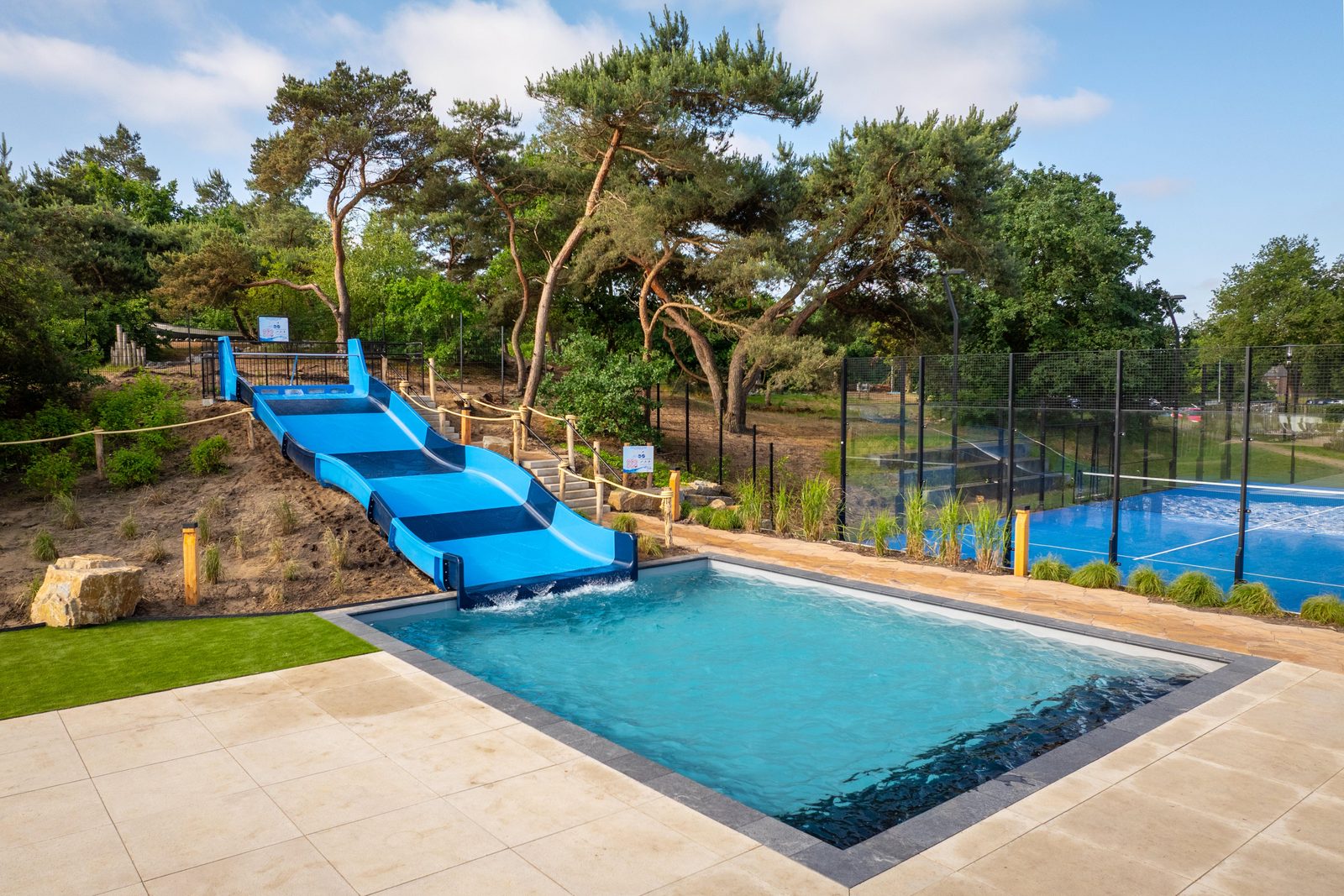 Infinity-Pool und Familienrutsche