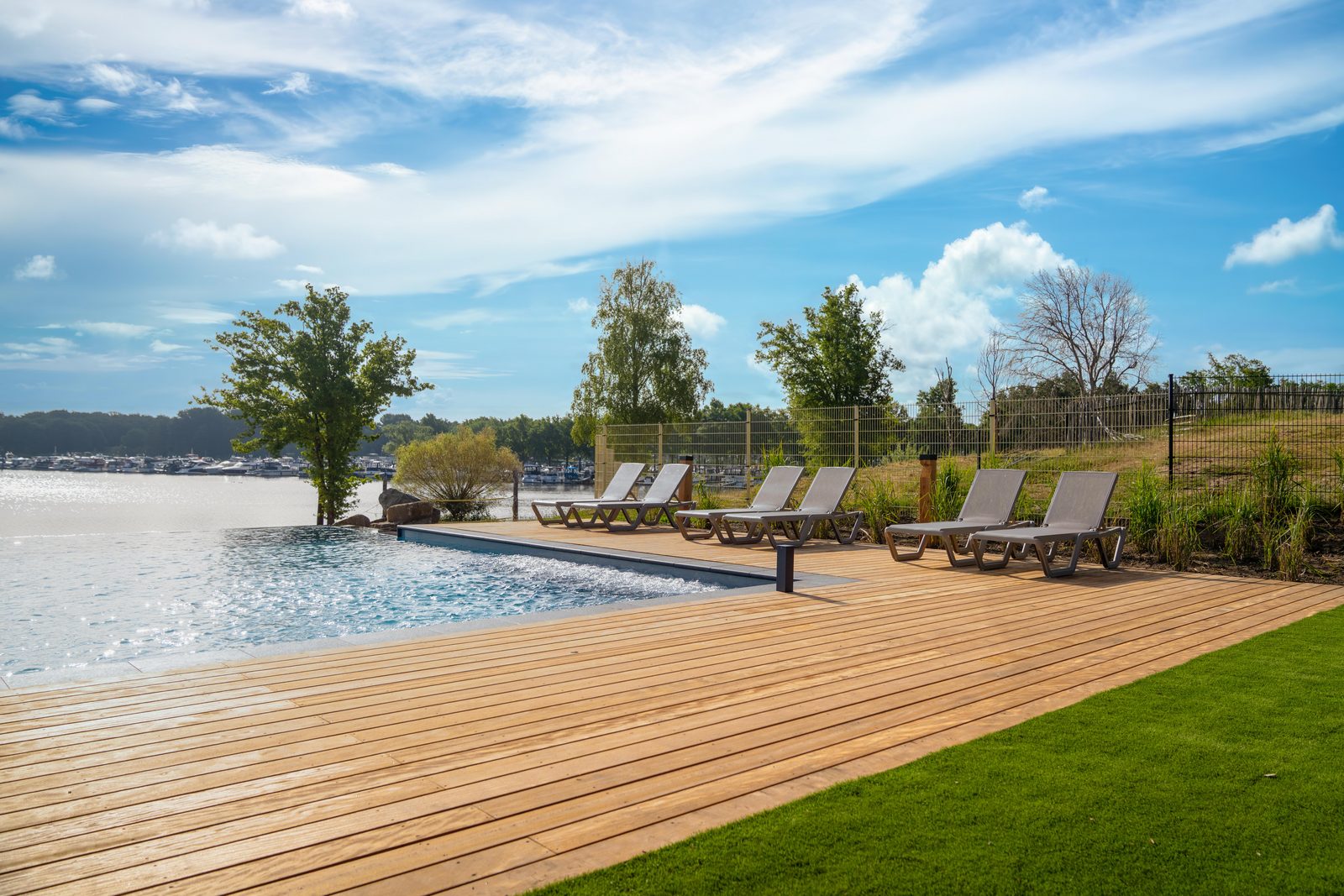 Infinity-Pool und Familienrutsche
