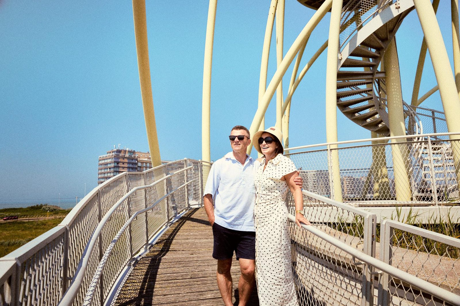 Een familie die op het panoramische uitkijkpunt in Westende staat.