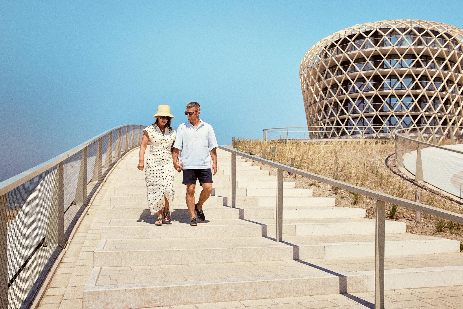 Een familie die voorbij het SILT loopt in Westende.