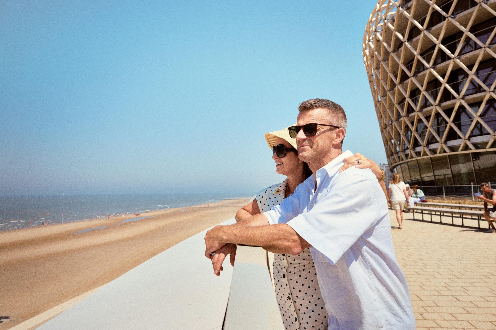 Een familie die aan het SILT staat in Westende.