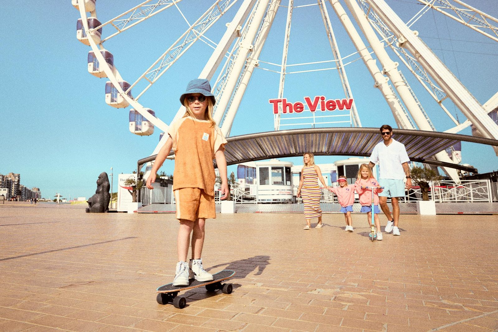 Een jongen op een skateboard op de zeedijk van nieuwpoort