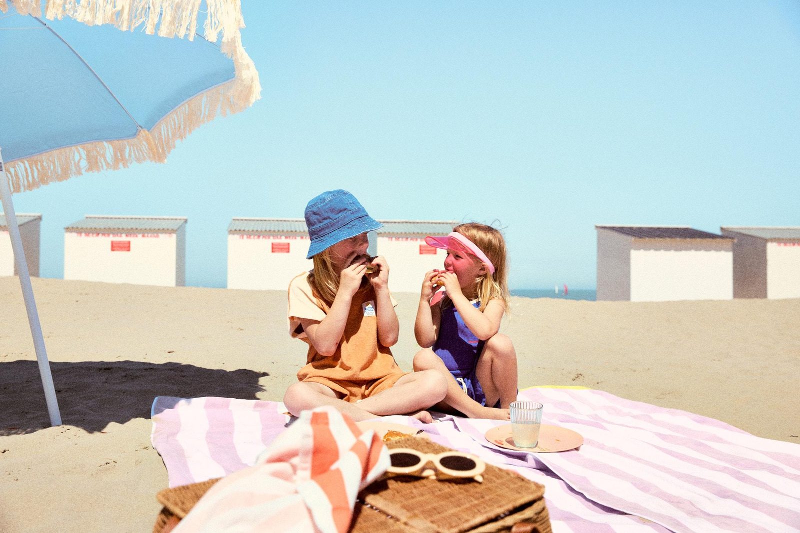 een gezin aan het picknicken op het strand in nieuwpoort