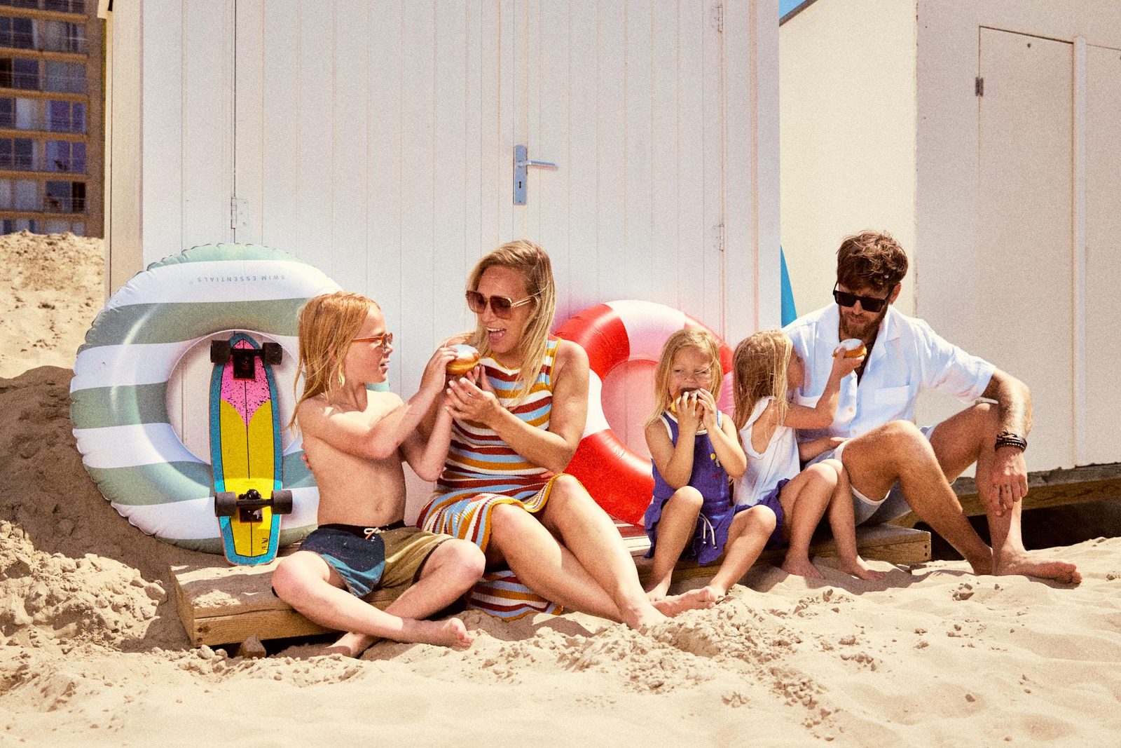 familie aan het picknicken op het strand