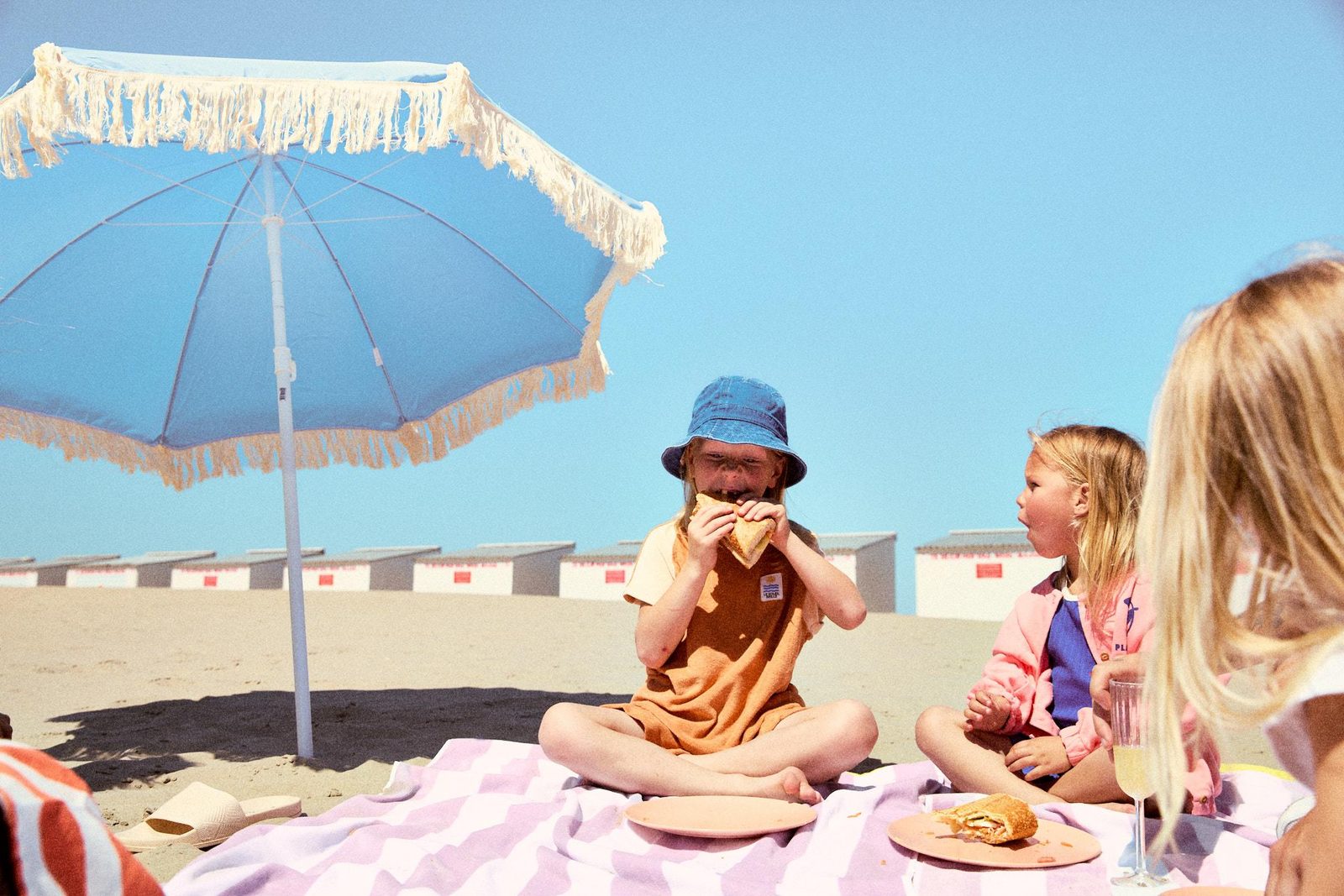 kinderen aan het eten op het strand van nieuwpoort