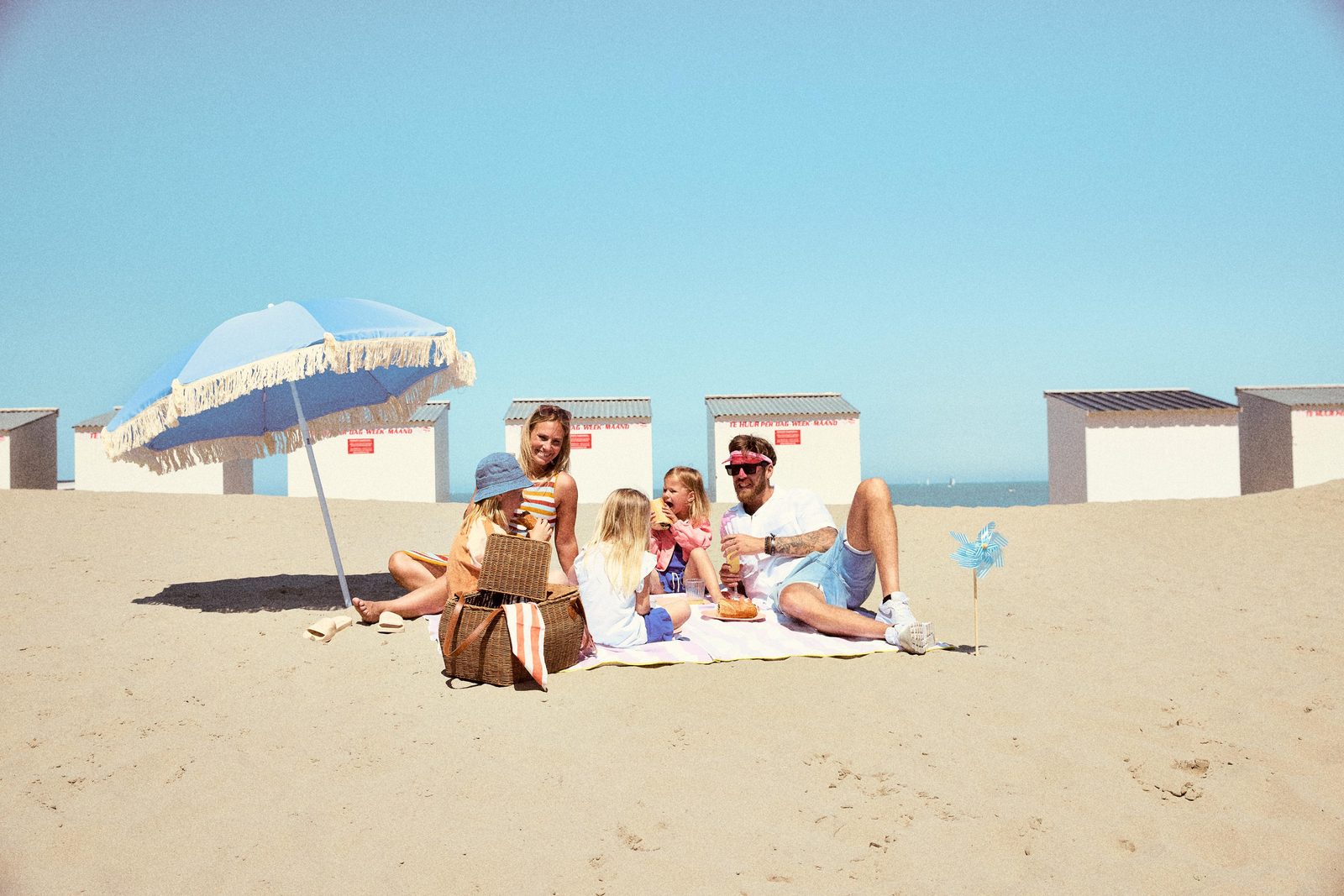 een familie aan het picknicken op het strand