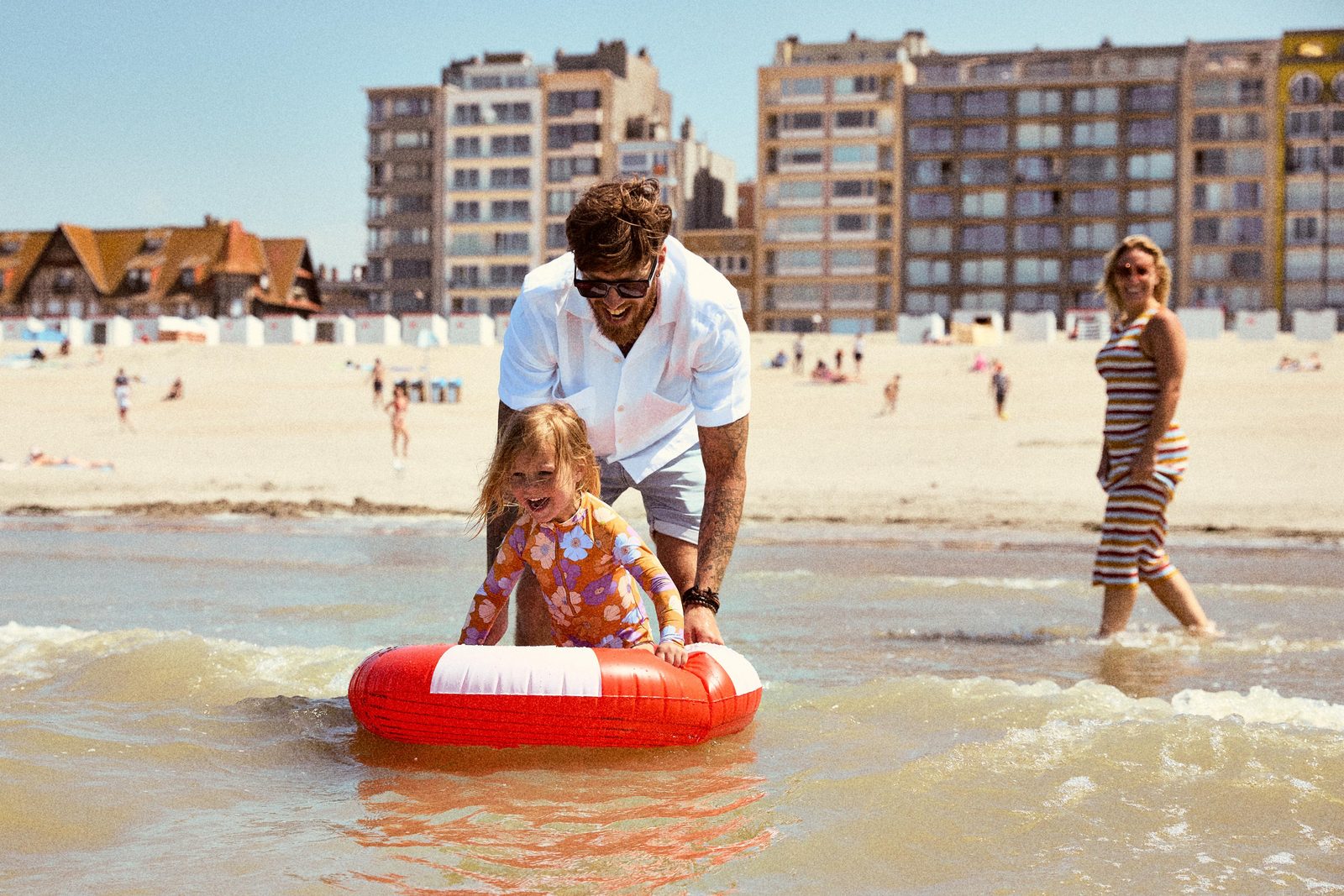vader en kindje in de zee