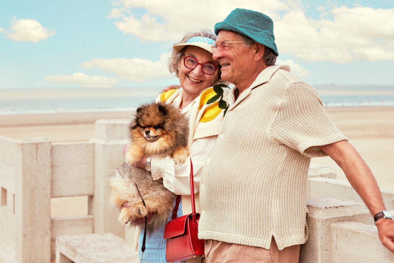 koppel op de pier van blankenberge samen met hun hond