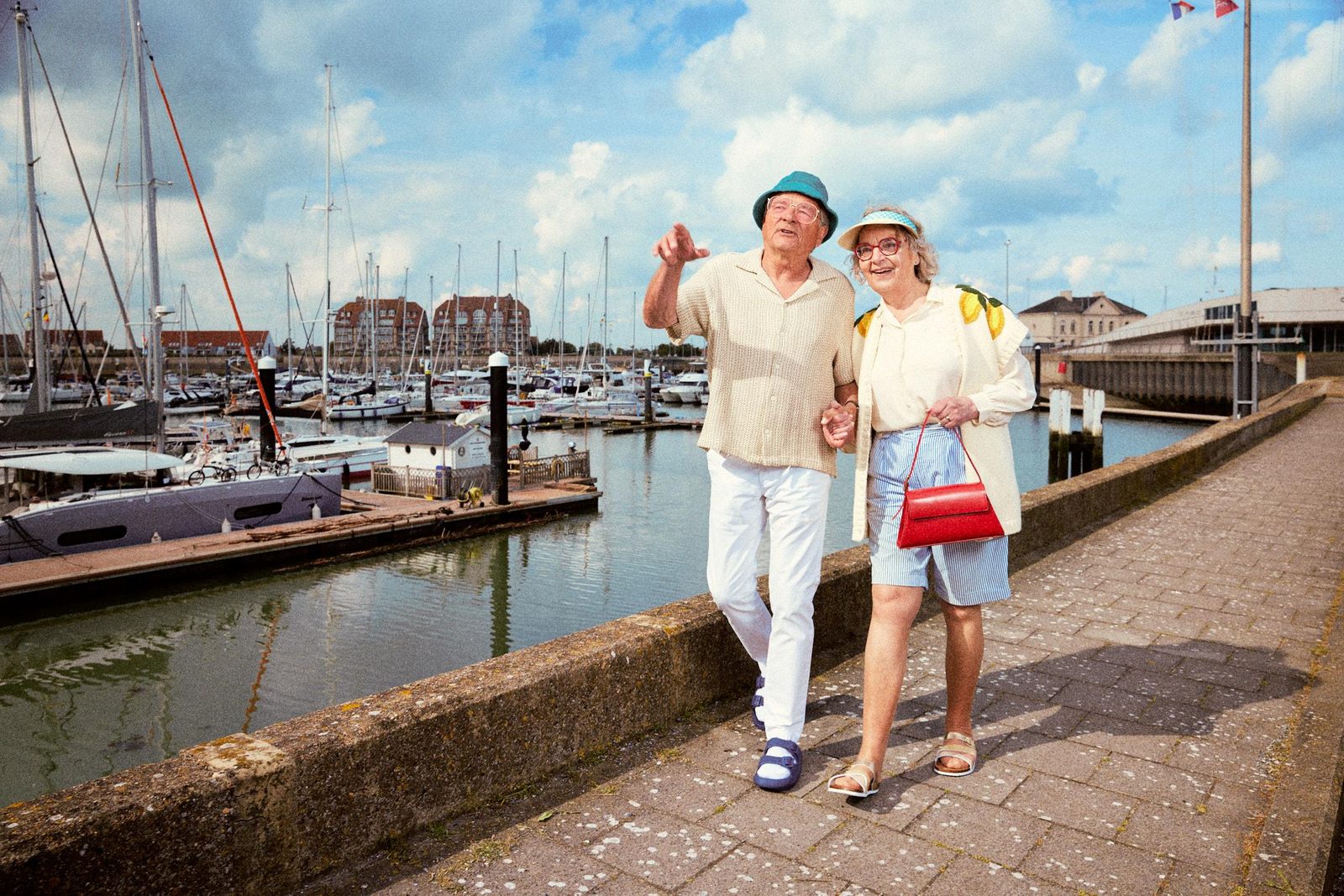 een koppel aan het wandelen aan haven van blankenberge