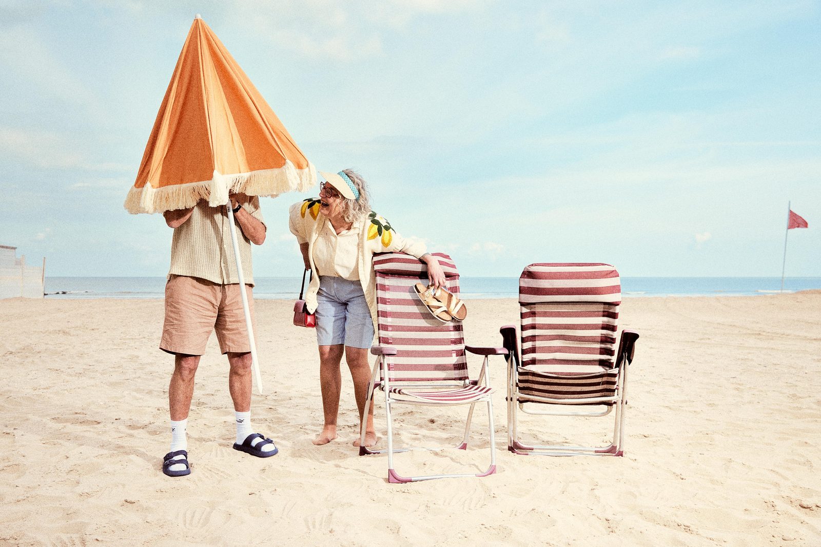 oudere koppel op het strand