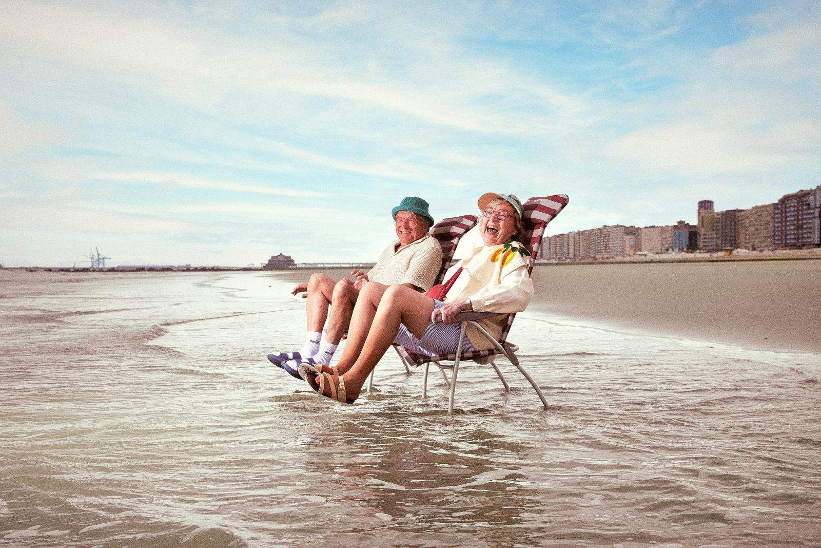 oudere koppel op het strand