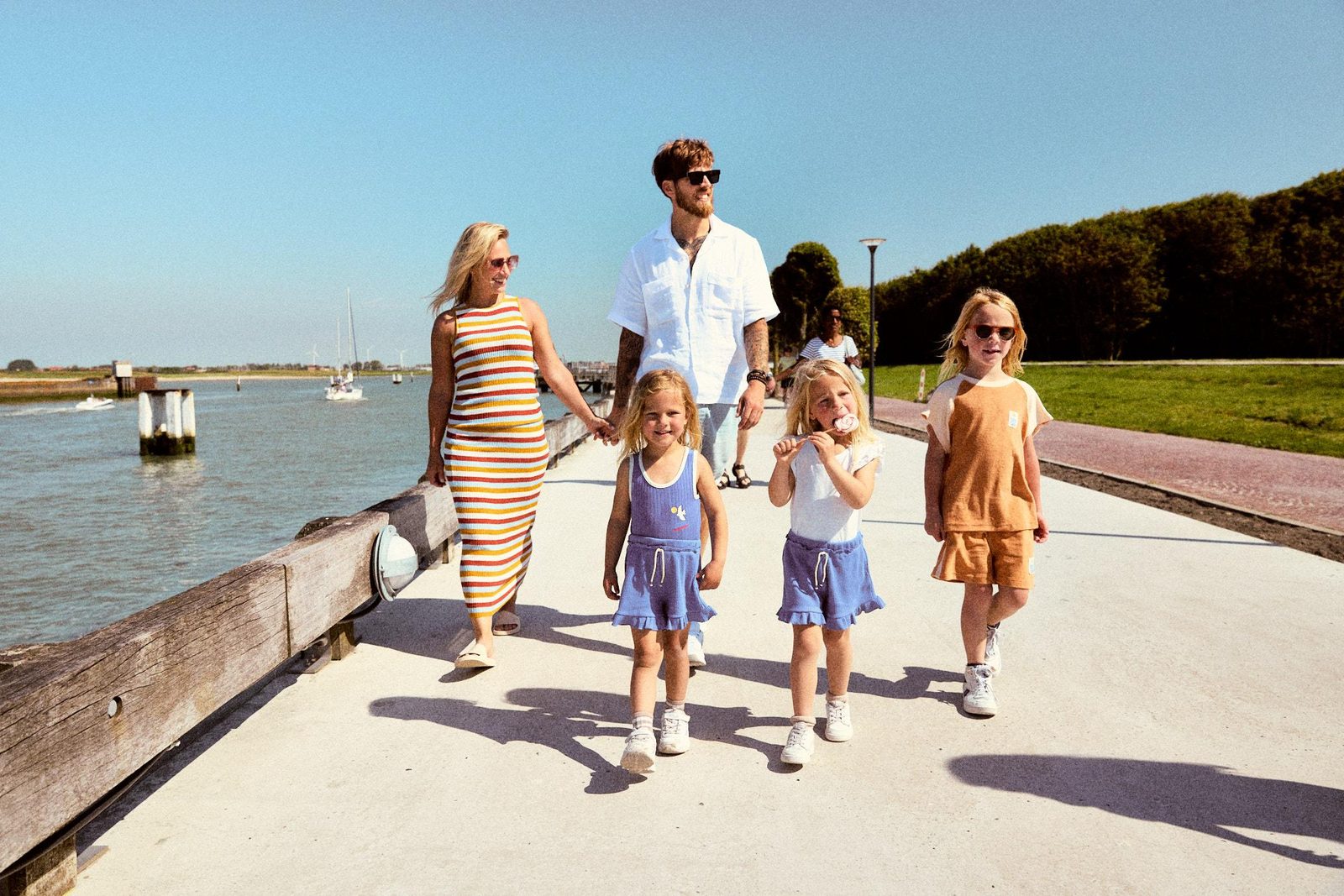 familie aan de haven van nieuwpoort