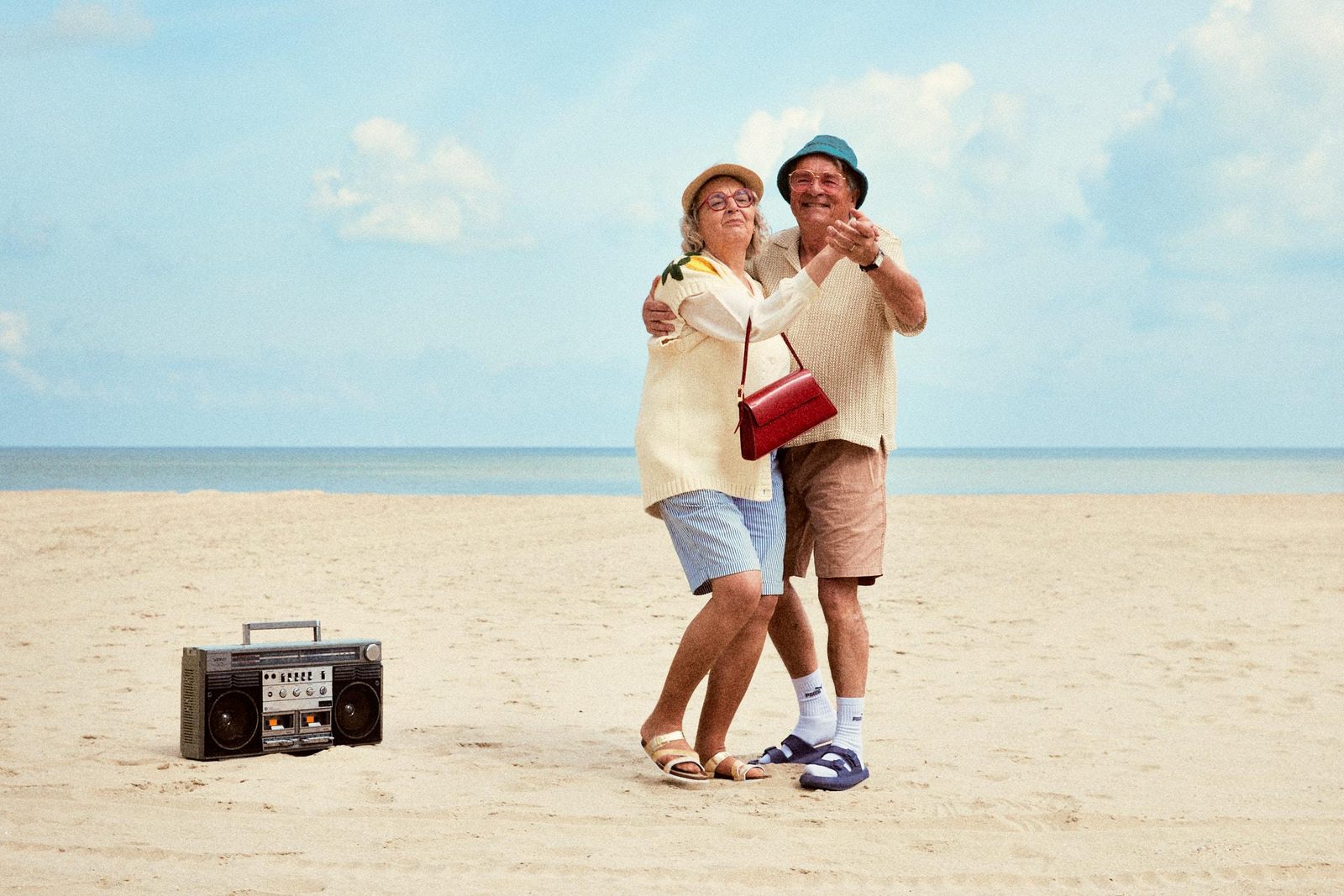 oudere koppel op het strand