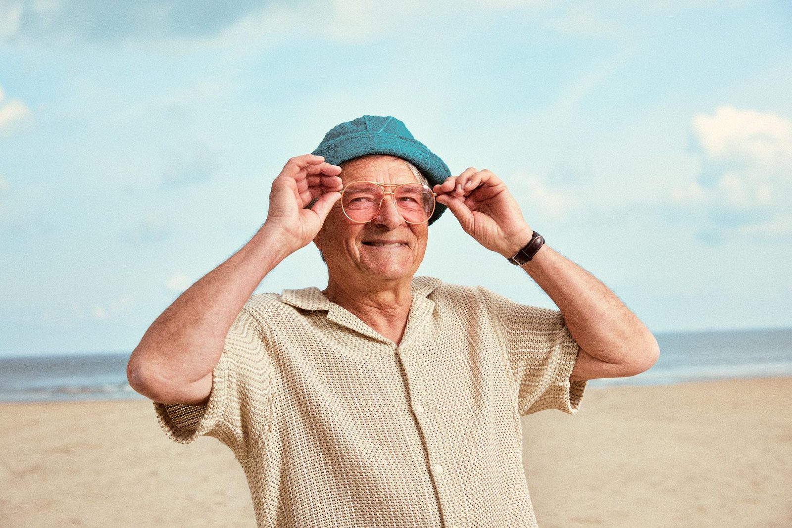 op oudere man op het strand