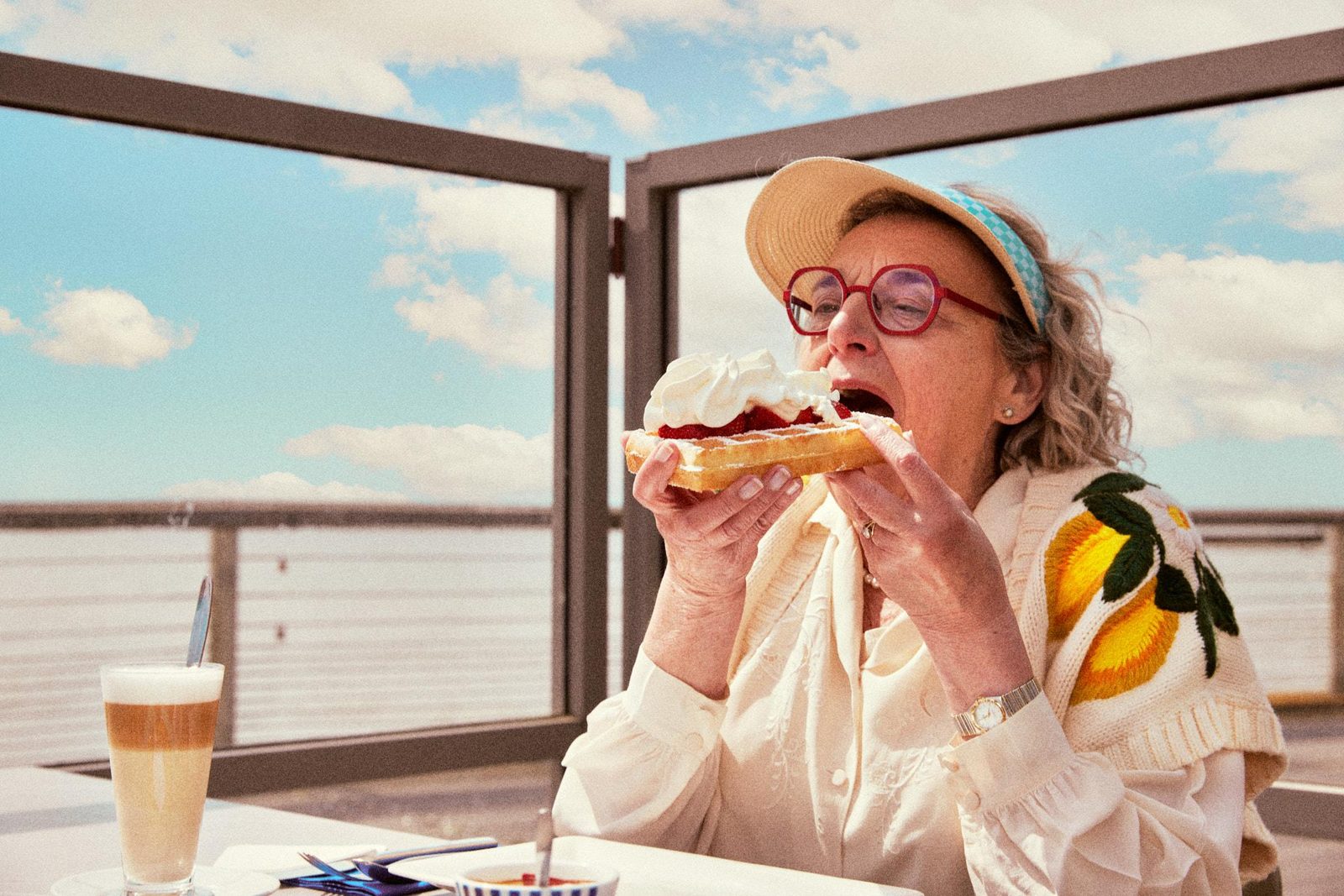 oudere koppel aan het lunchen op de zeedijk van blankenberge