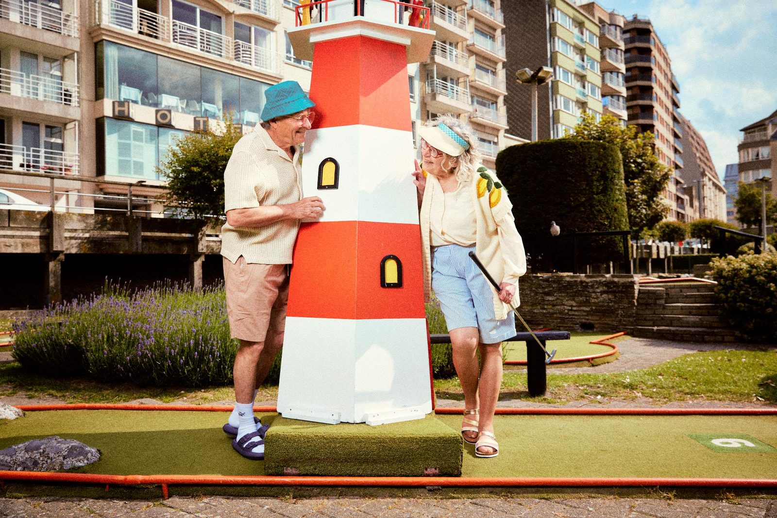 oudere koppel aan golven