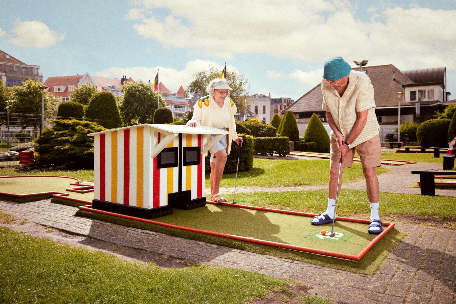 oudere koppel aan golf