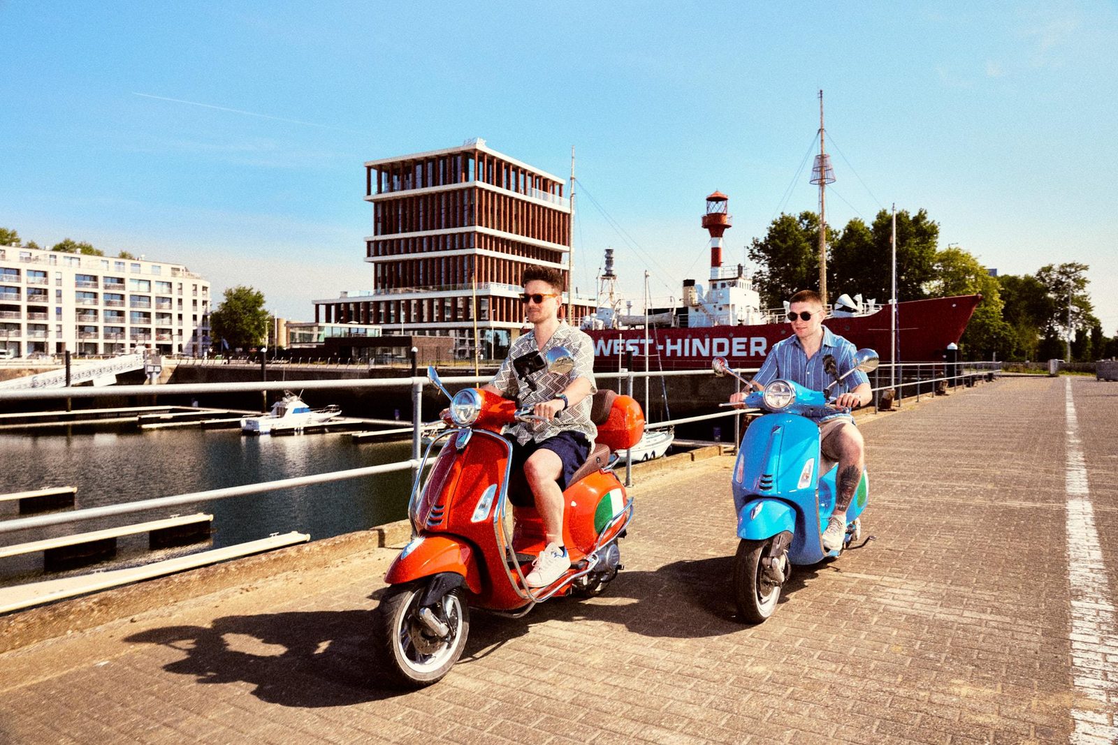 2 mannen op een brommer