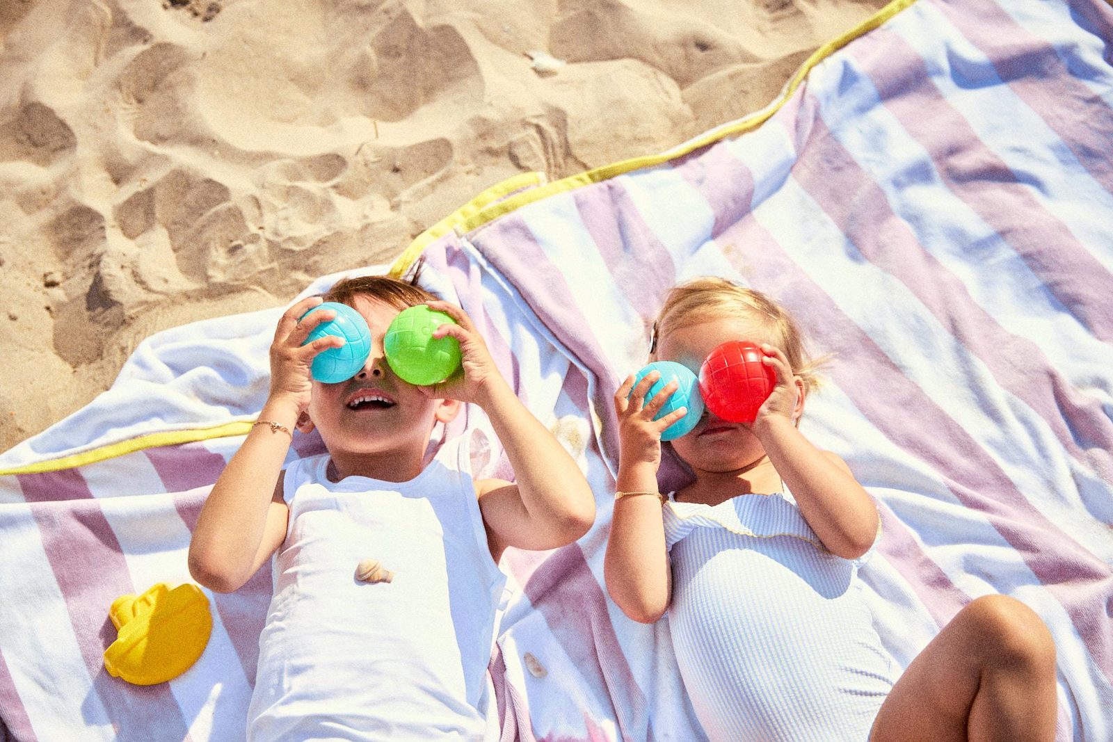 kindjes die op strand liggen