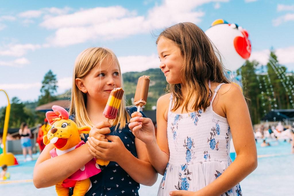 2 kinderen die een ijsje eten.
