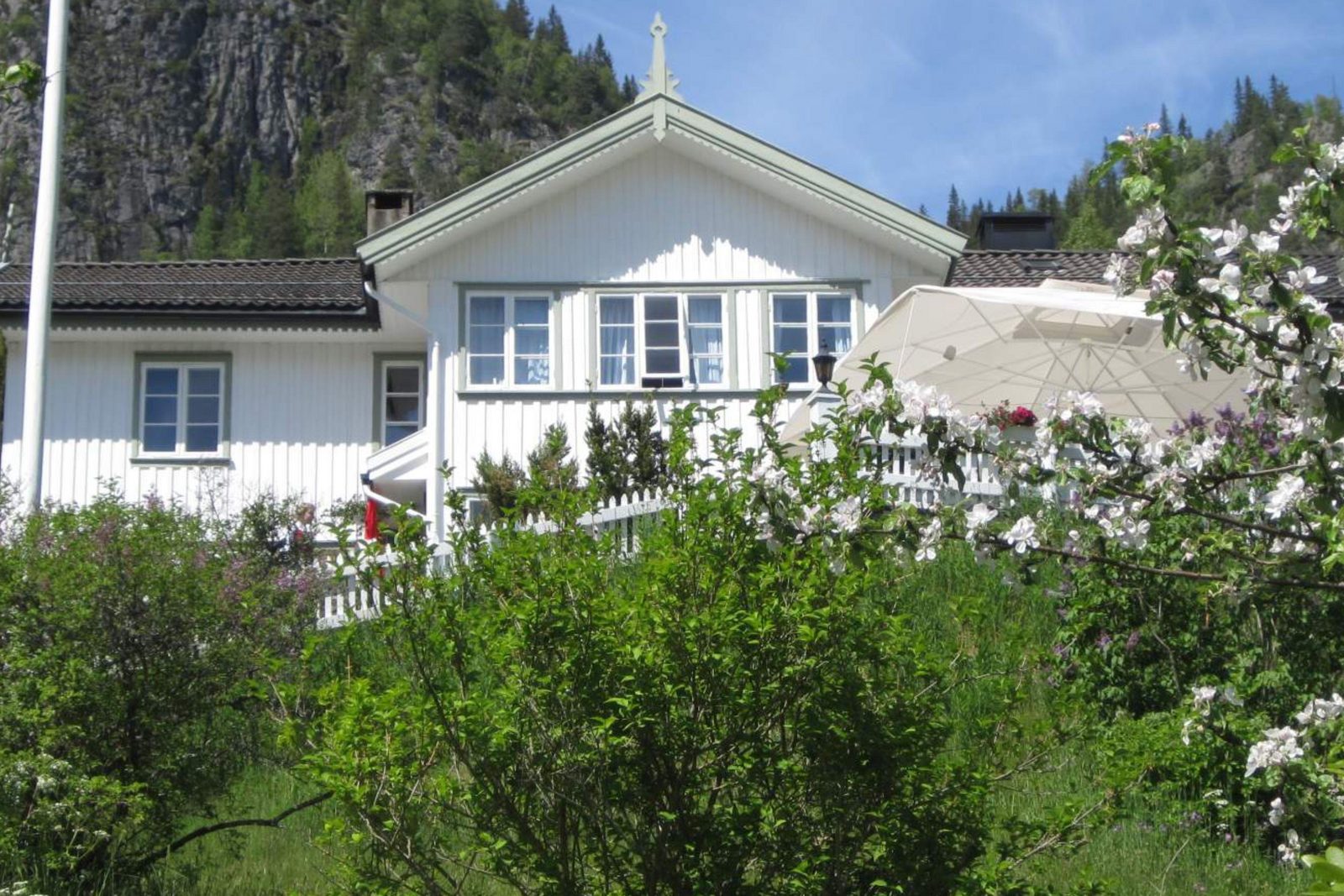 Restaurant in een groene omgeving.