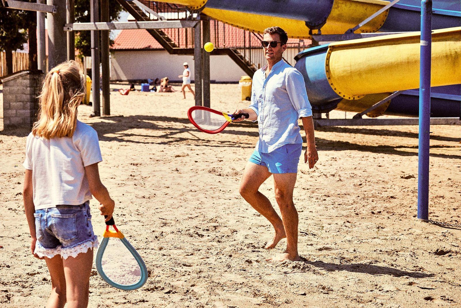 Afbeelding van een familie die op het strand van Jabbeke Klein Strand speelt.