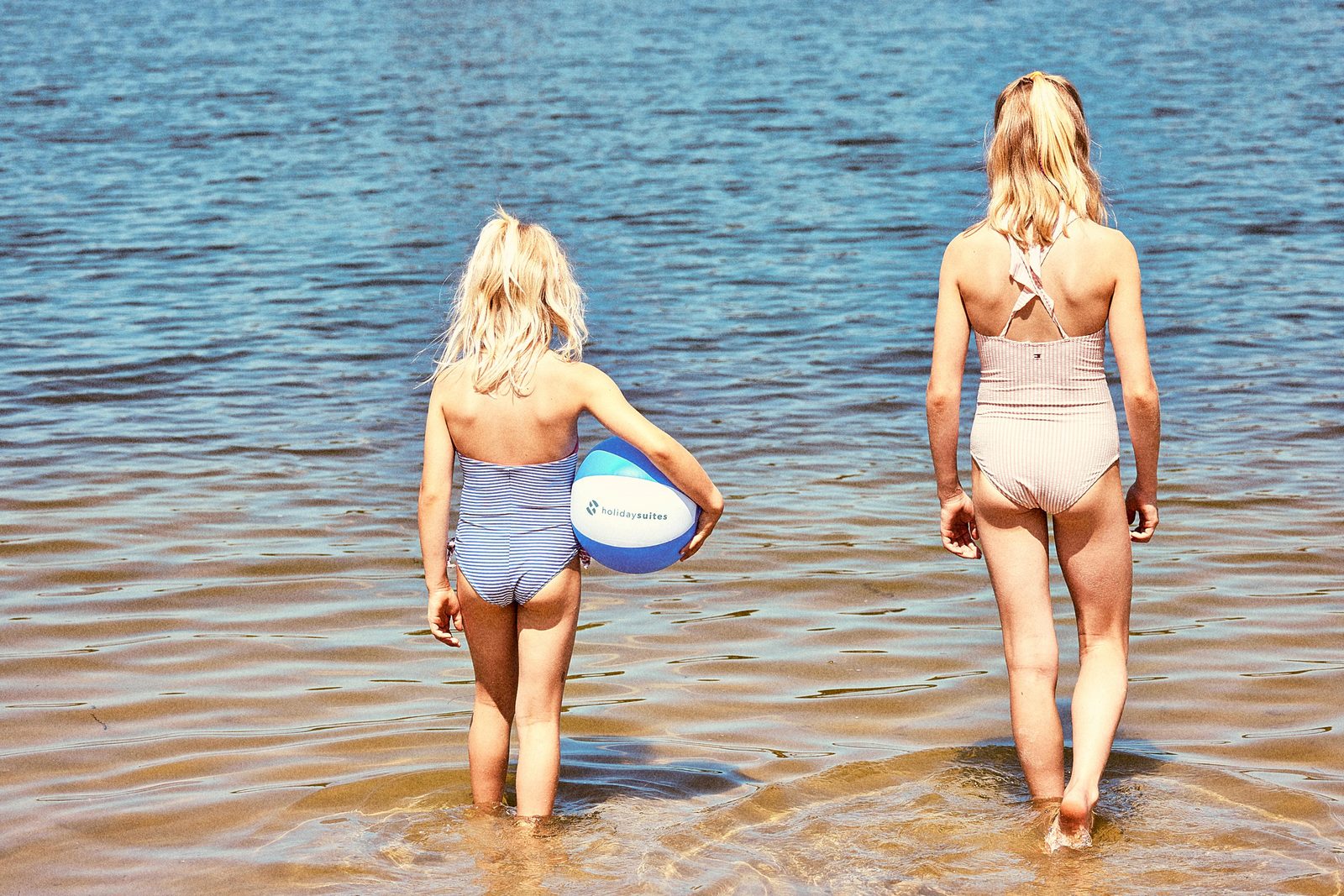 Afbeelding van een familie die op het strand van Jabbeke Klein Strand speelt.
