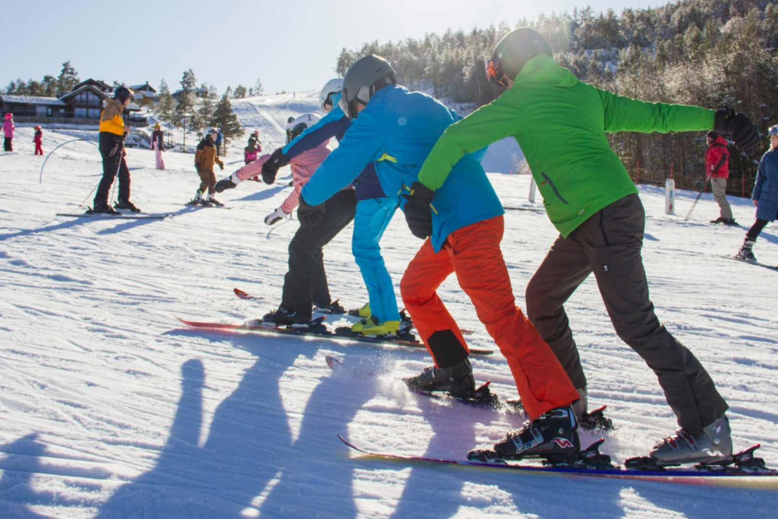 Mensen die op de skipiste in Vradal zijn.
