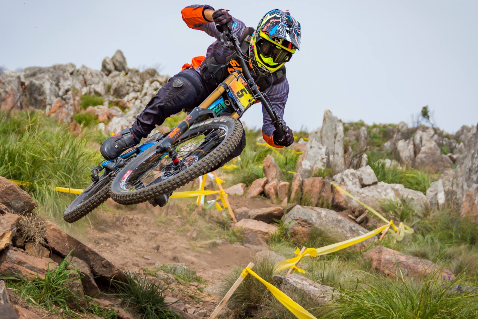 Man die naar beneden gaat met een Mountain bike.