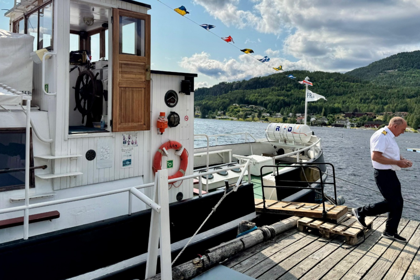 De MS boot in het water in Vradal.