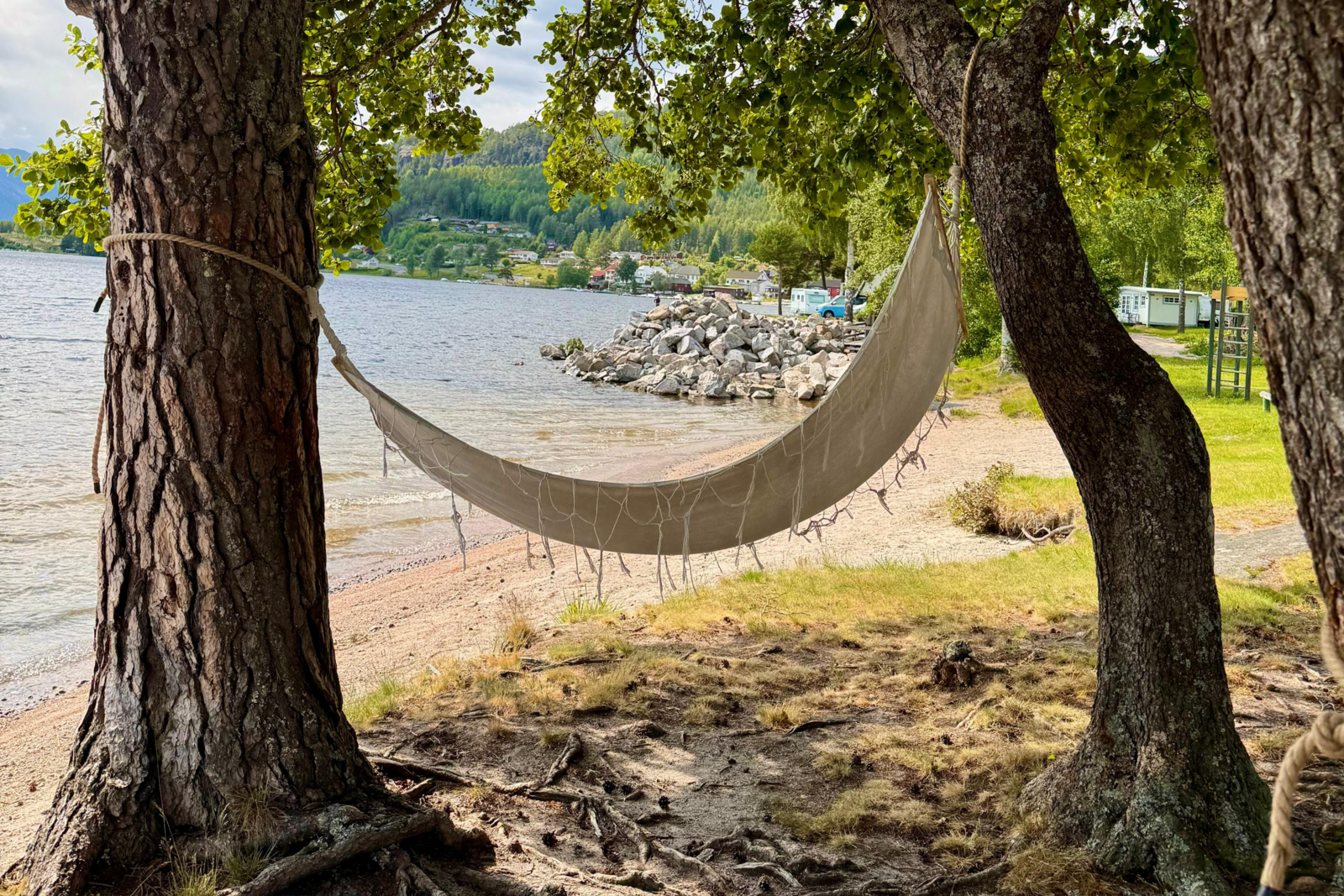 Strand met een hangmat