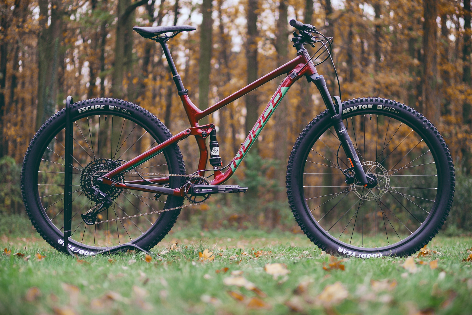 Mountain bike op gras