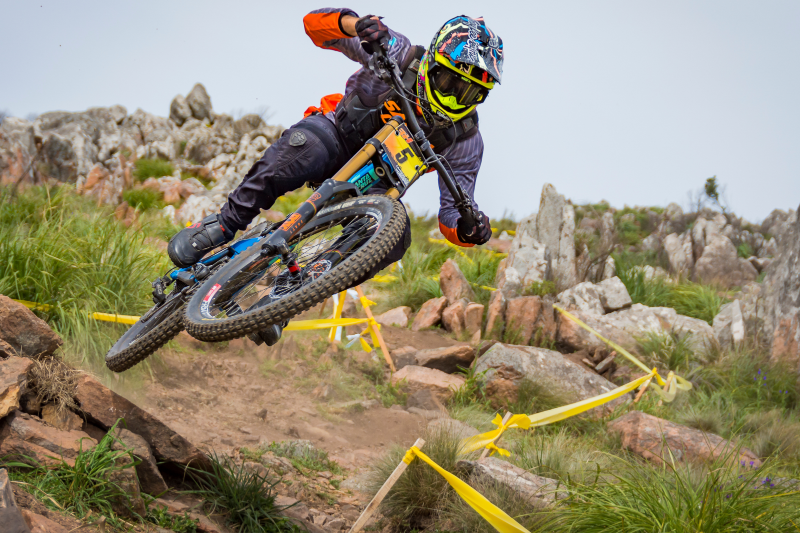 Downhill Mountain biker die springt