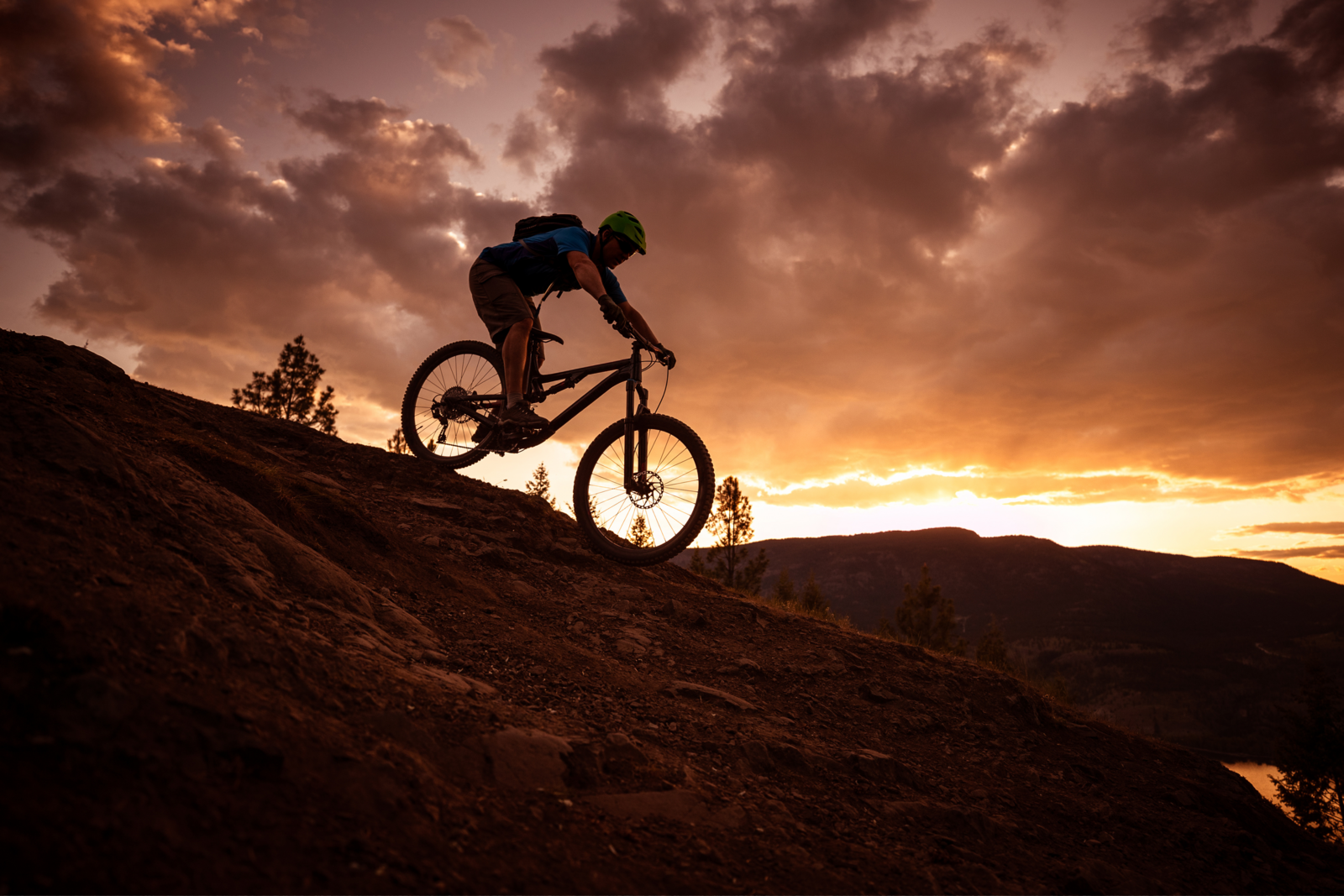 Mountain biker met zonsondergang