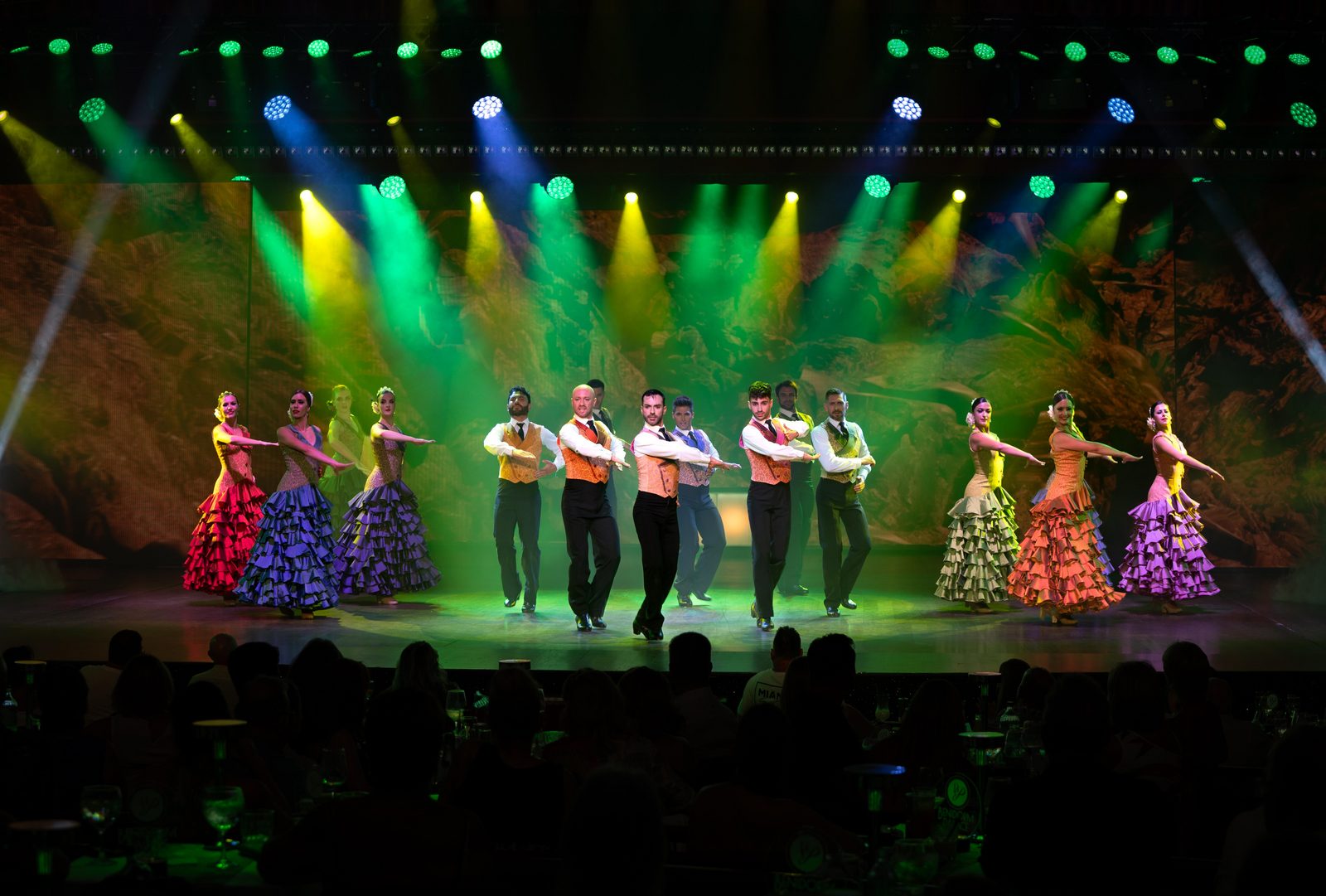 Benidorm Palace | AIRE | Siroco-Gemelos 22 Singer on grand piano with several musicians during the ELEMENTS show in Benidorm Palace