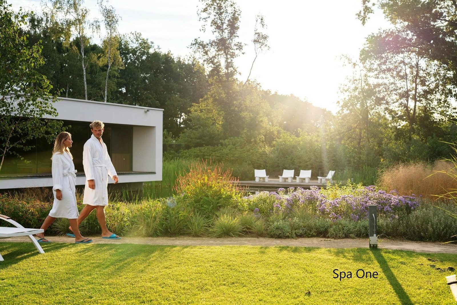 Stimmungsvolle Wellness-Ferienhäuser in einer Reihe
