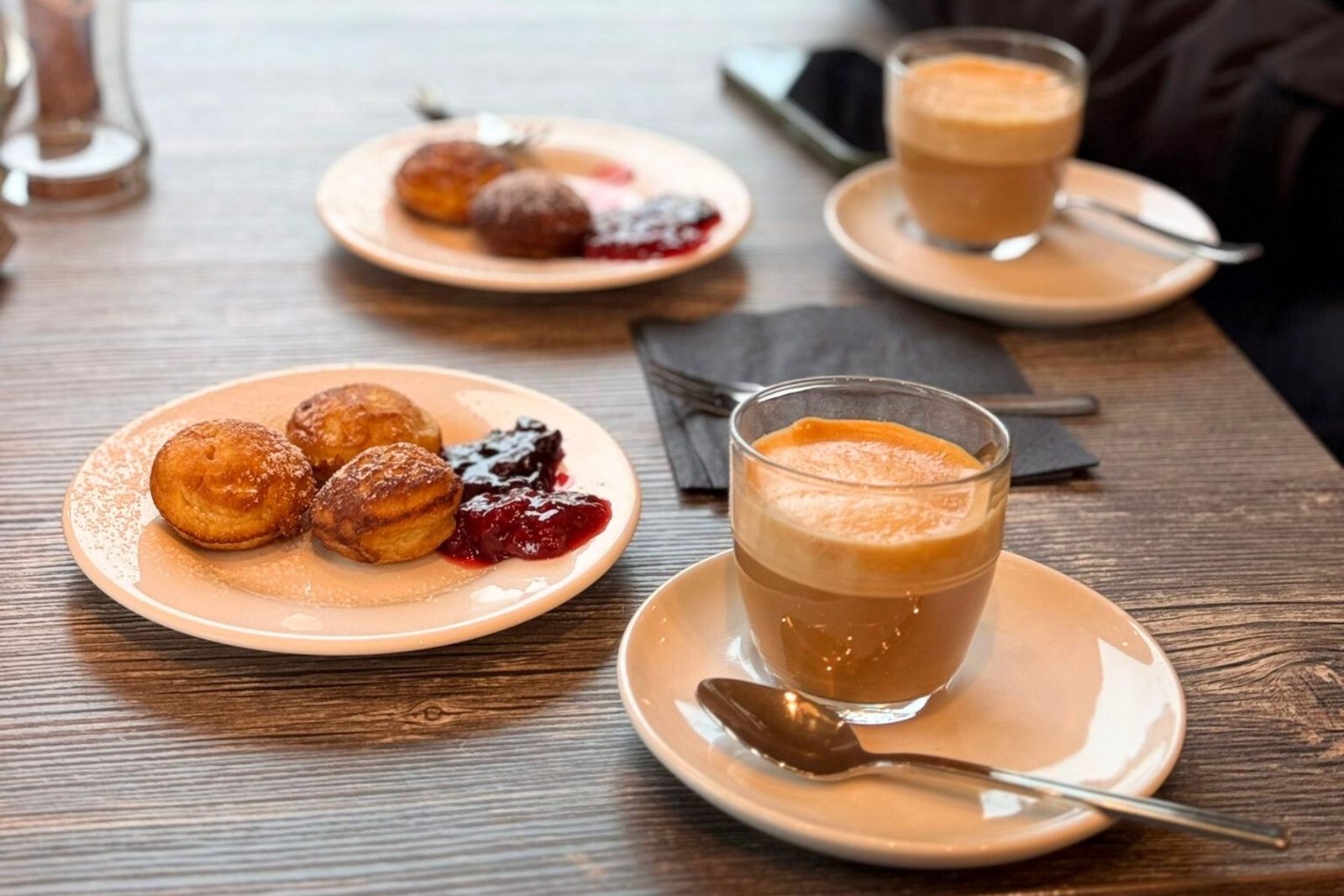 Handelslaget Cafe huisgemaakte taartjes en koffie