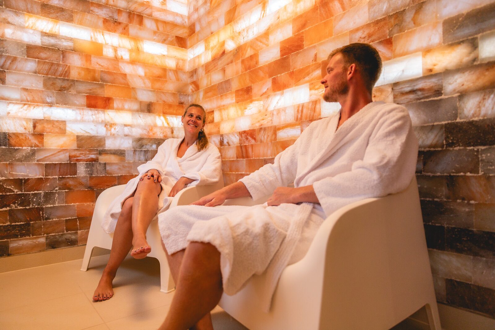 Pärchen im Bademantel verbringt Zeit zusammen im Spa