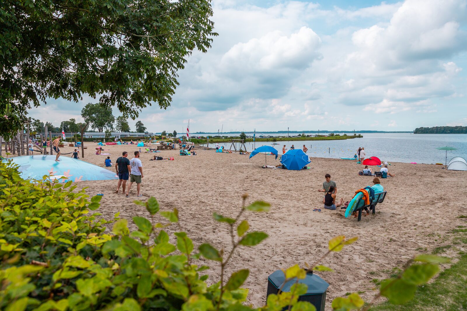 Strand und Natursee