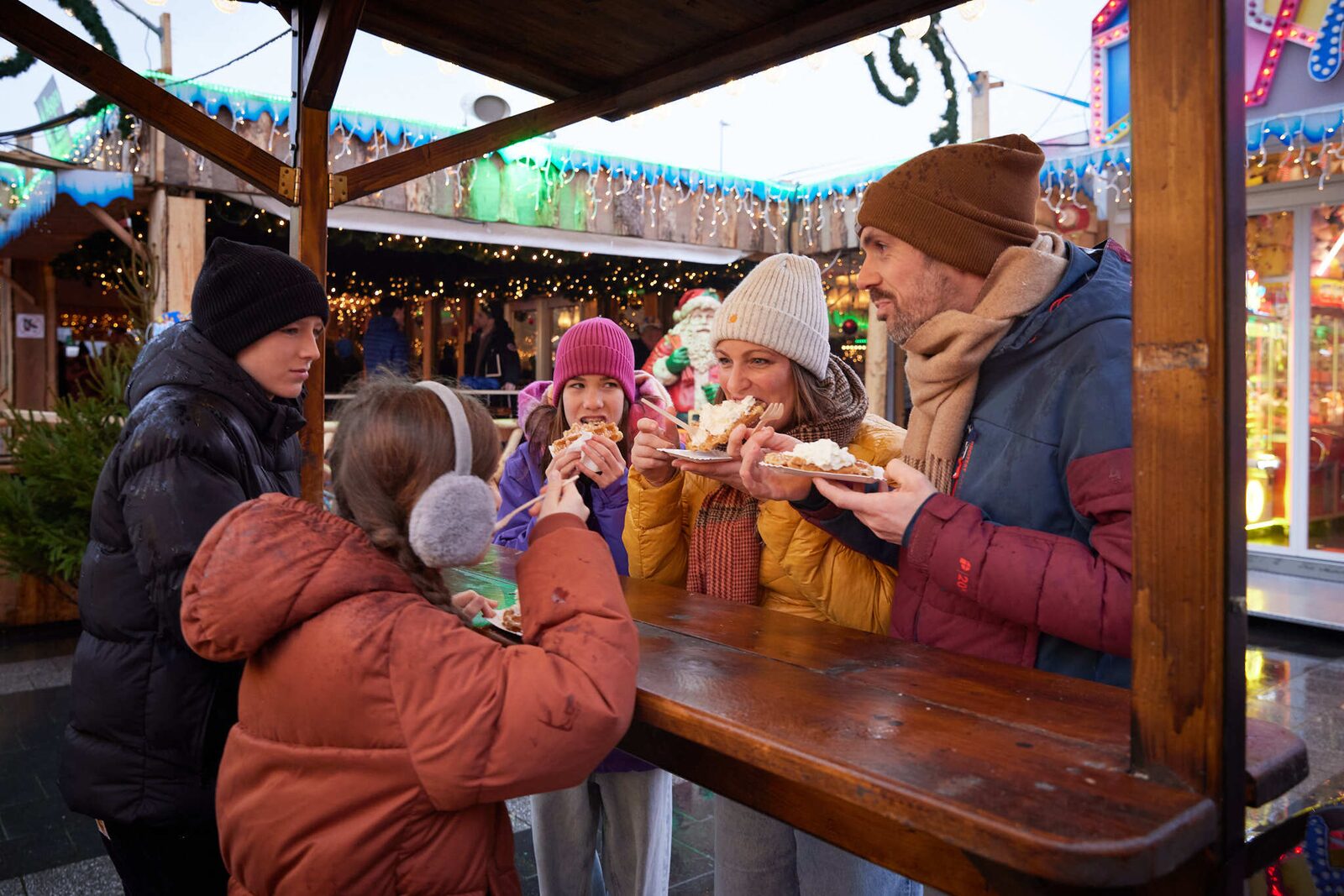 familie op een kerstmarkt
