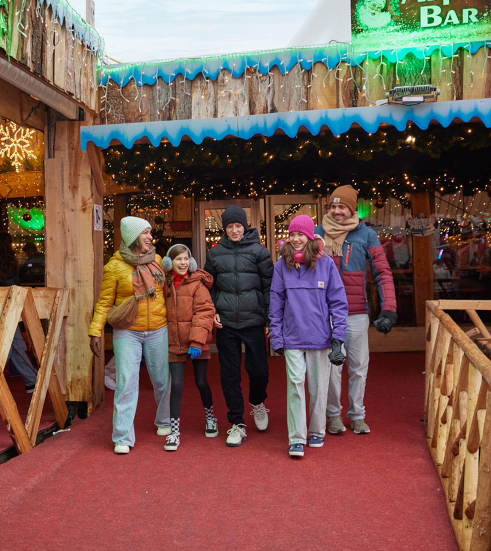 Familiefoto voor de kerstboom. Ze vieren kerst bij Holiday Suites aan de Belgische kust.