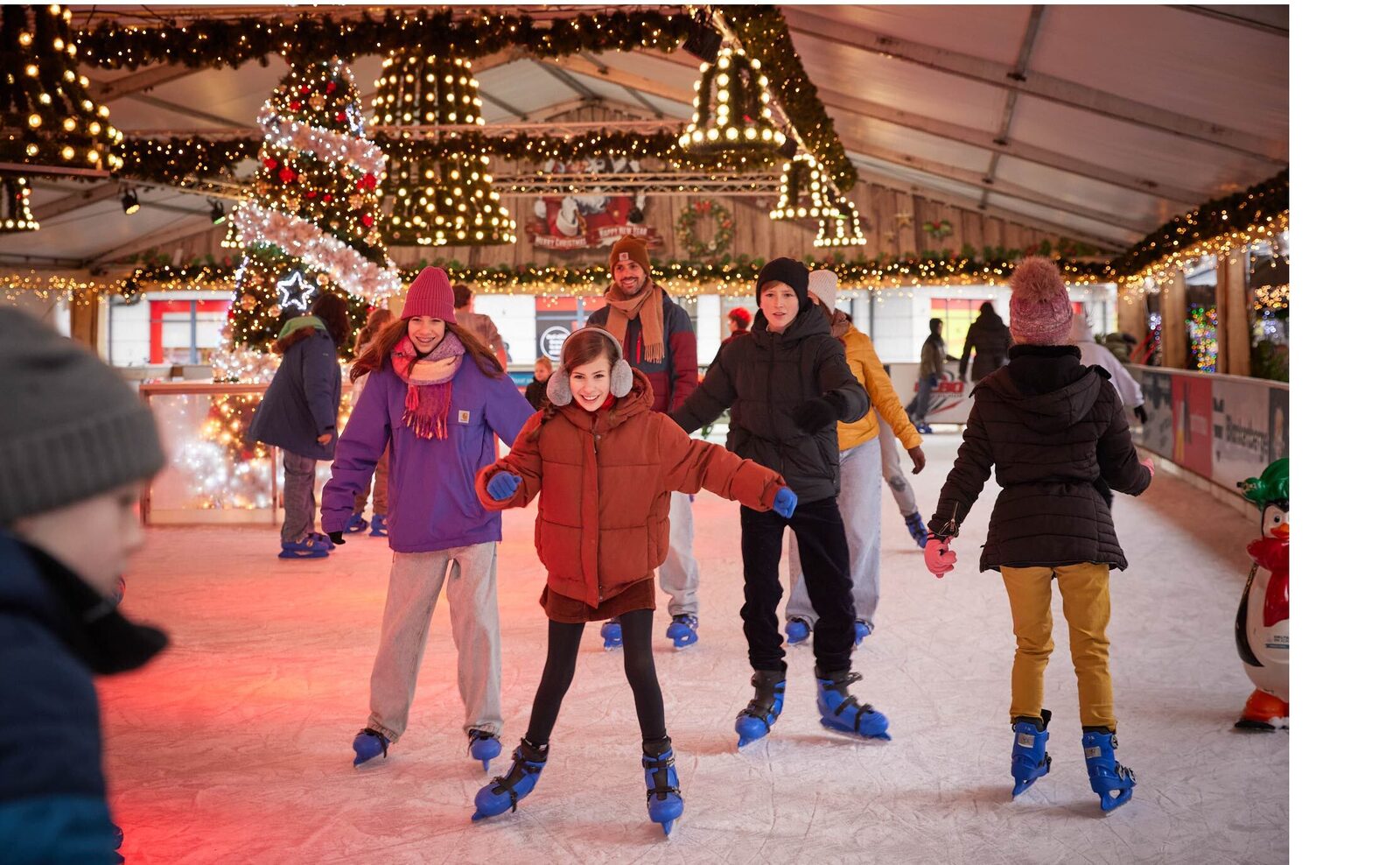 een familie op een kerstmarkt