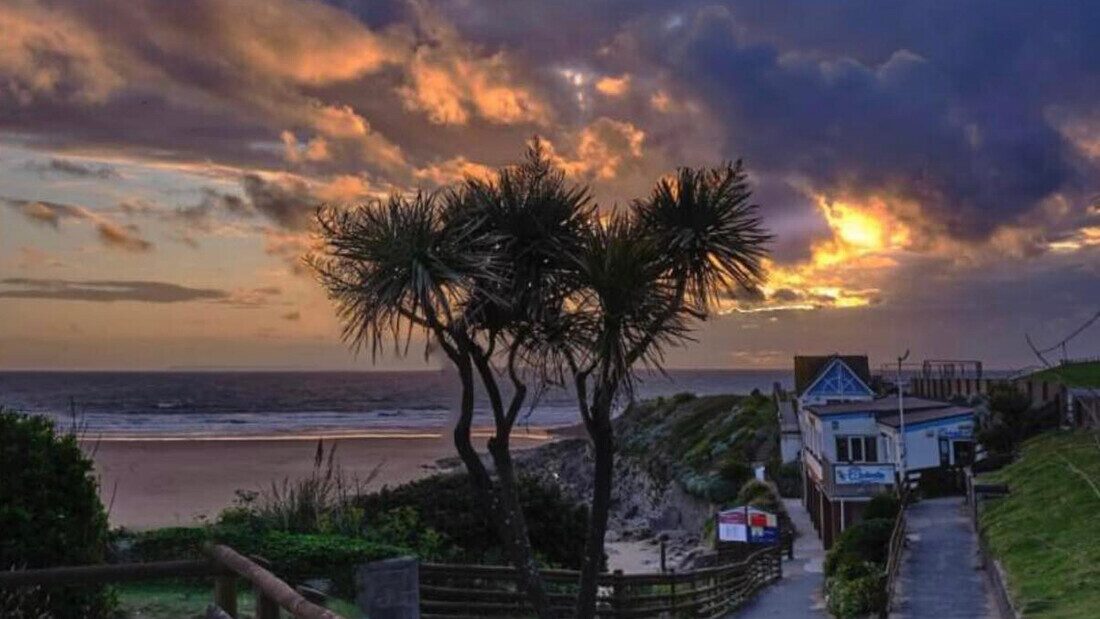 Beachcomber Café directly overlooks Woolacombe's 3-mile sandy beach