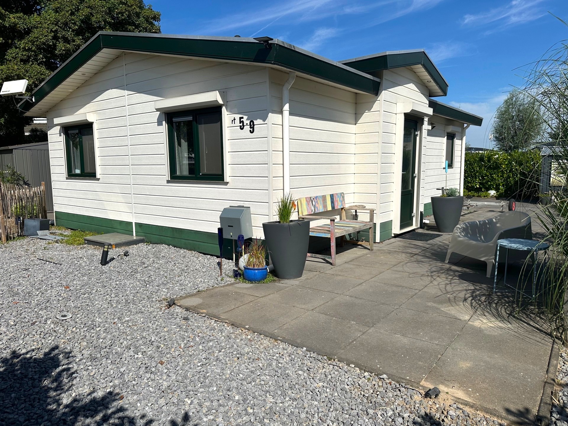 Te koop: Dubbel chalet op RT5-9 centraal gelegen aan een vijverpartij